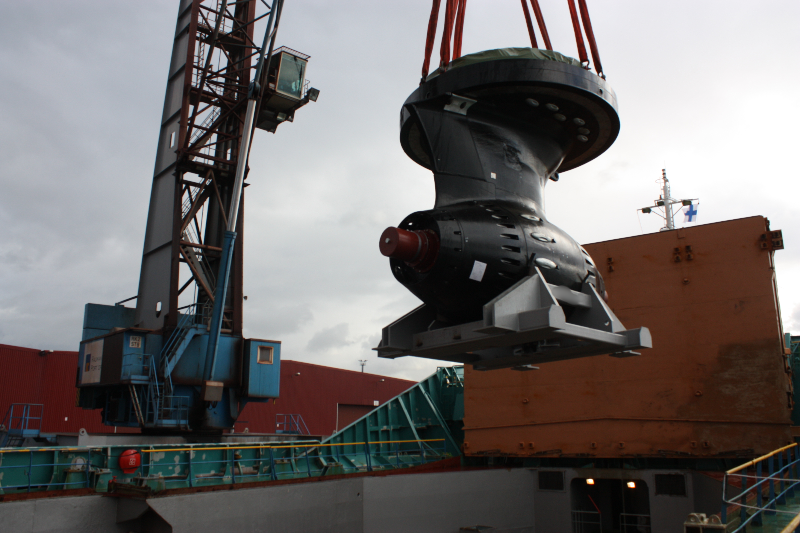 loading of 120 t heavy cargo inside the ship's hold