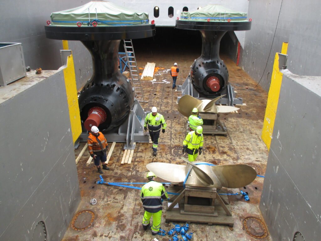 breakbulk shipment of oversize and heavy azimuth thrusters by chartered ship