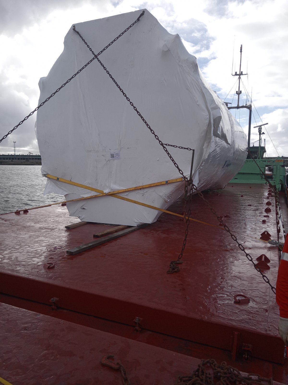 Oversized wrapped storage tank secured with chains and web lashings for sea transport from Klaipėda to Skellefteå