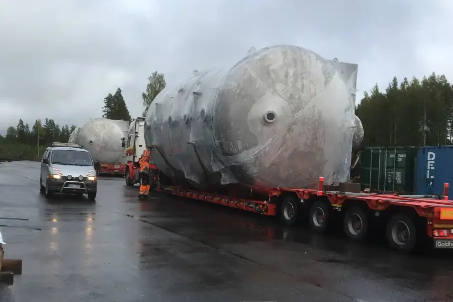 Transport of oversized industrial tank on low-bed trailer with escort vehicle — project cargo by Enkel Logistics.