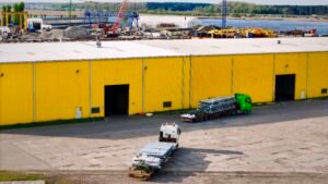 2 trucks loaded with oversized platforms arrived at port