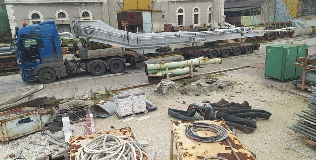 18 m long oversized unit loaded on trailer for transportation to port