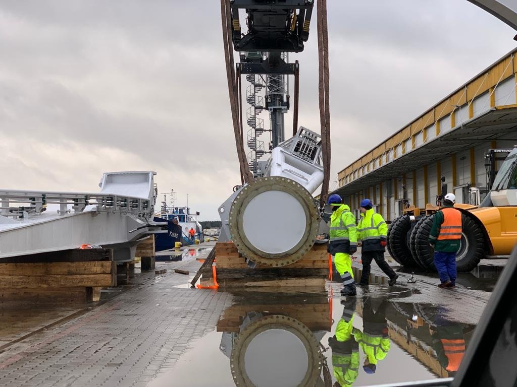 loading of heavy steel structure at port terminal