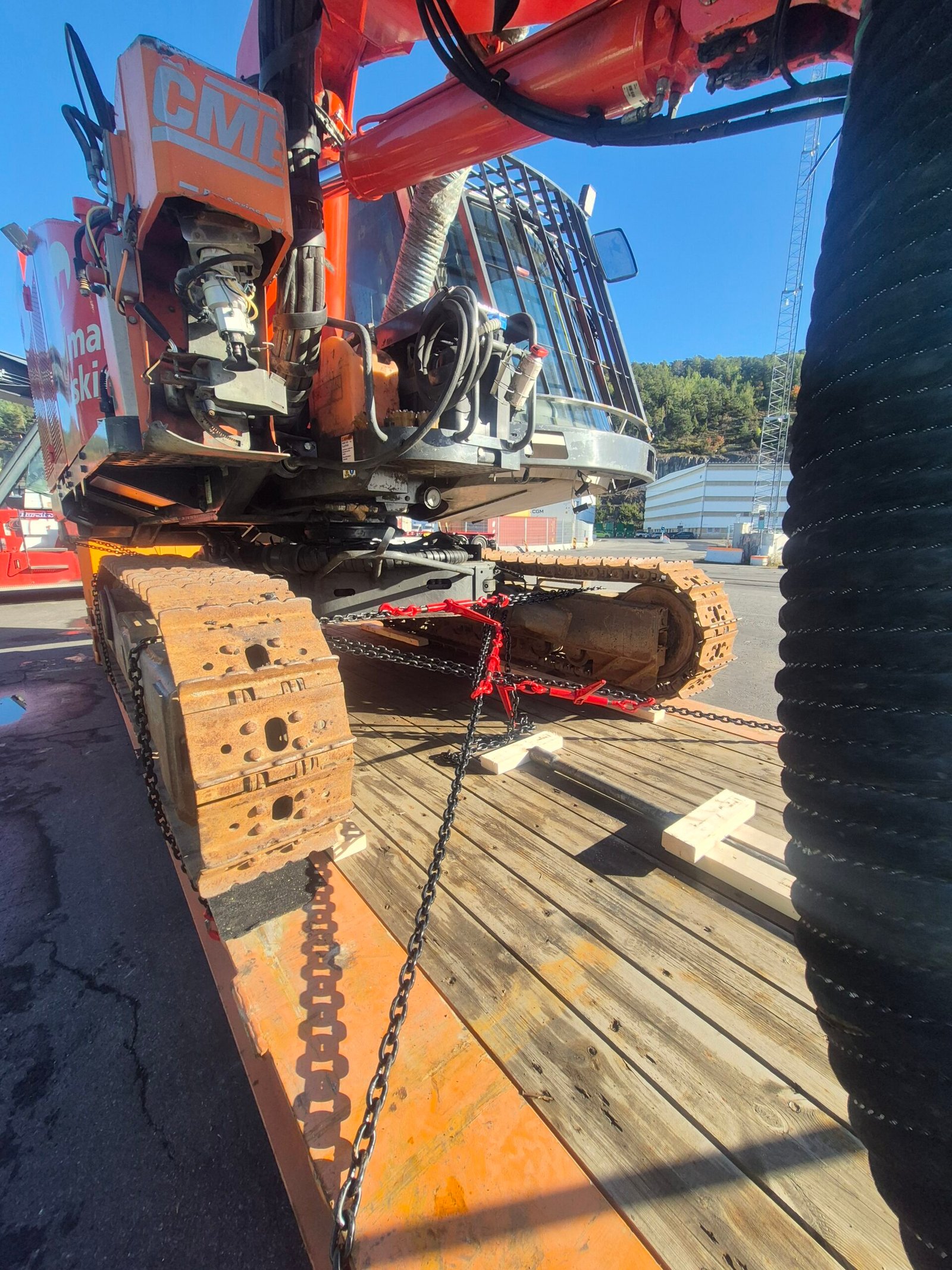 Chains, tensioners and timber supports securing the Sandvik DX800 tracks to its flat-rack for the Luanda shipment