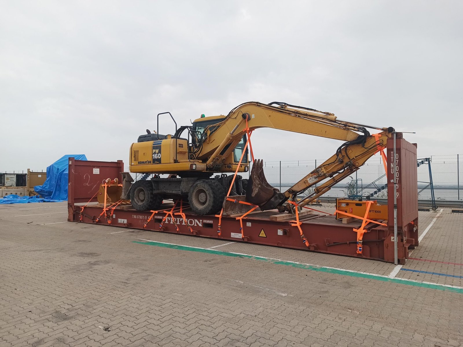Komatsu PW160 wheeled excavator and attachments secured on a 40-foot flat-rack at London Gateway